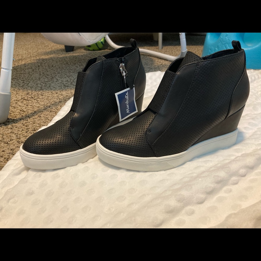 Black leather heeled shoes